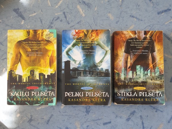 Kaulu pilsēta, Pelnu pilsēta, Stikla pilsēta