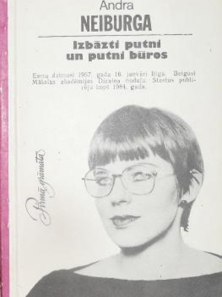 Izbāzti putni un putni būros