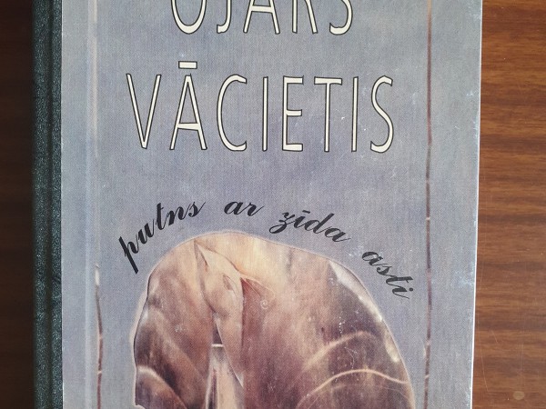 Putns ar zīda spalvu