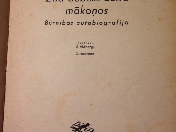 Zila debess zelta mākoņos