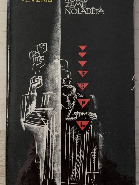 Iedēstiet rozes zemē nolādētā