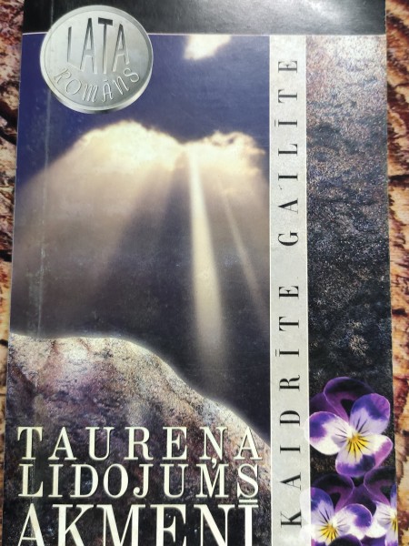 Taureņa lidojums akmenī