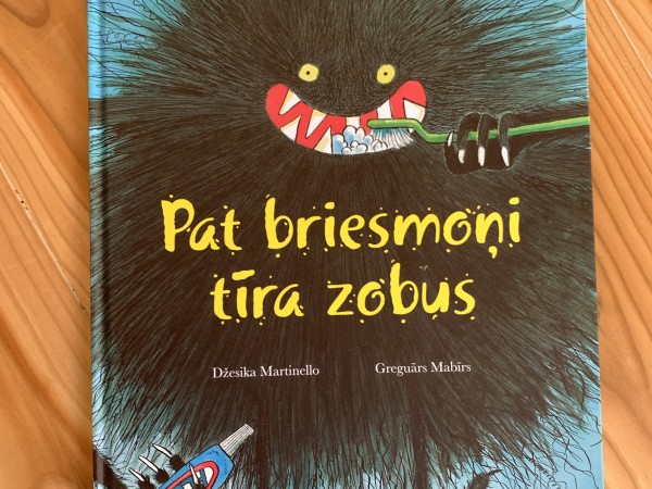 Pat briesmoņi tīra zobus