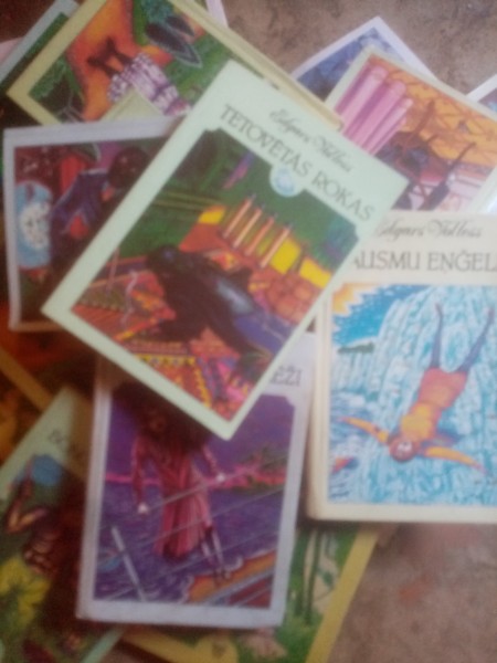 Dažādi detektīvi (18 grāmatas)