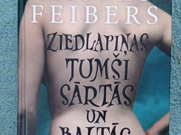 Ziedlapiņas tumši sārtās un baltās