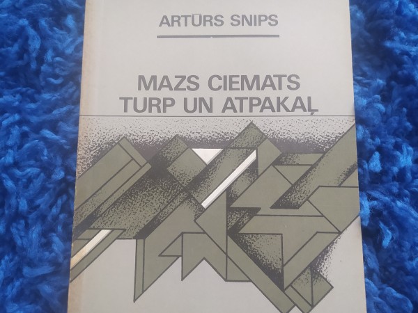Mazs ciemats turp un atpakaļ