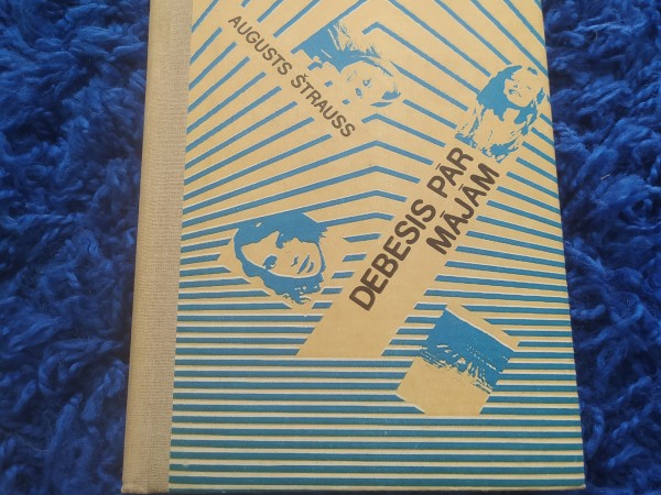 Debesis pār mājām