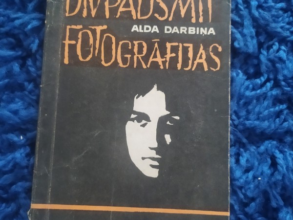 Divpadsmit fotogrāfijas