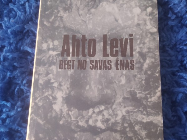 Bēgt no savas ēnas