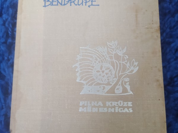 Pilna krūze mēnesnīcas