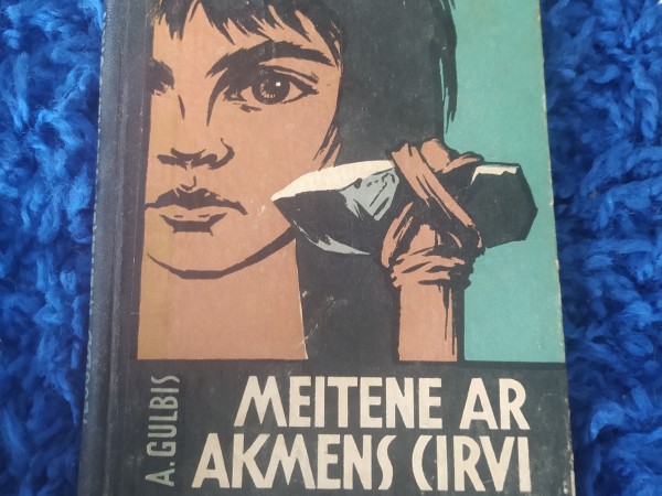 Meitene ar akmens cirvi