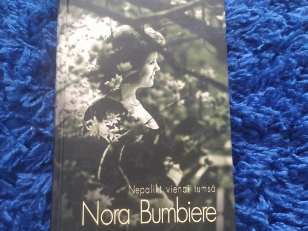 Nepalikt vienai tumsā Nora Bumbiere