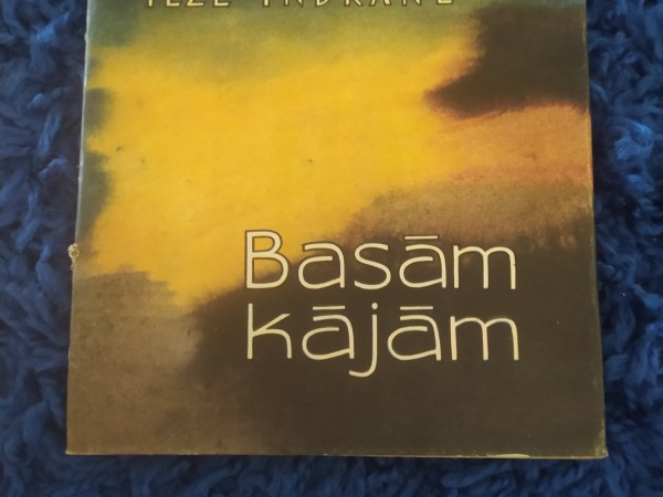 Basām kājām