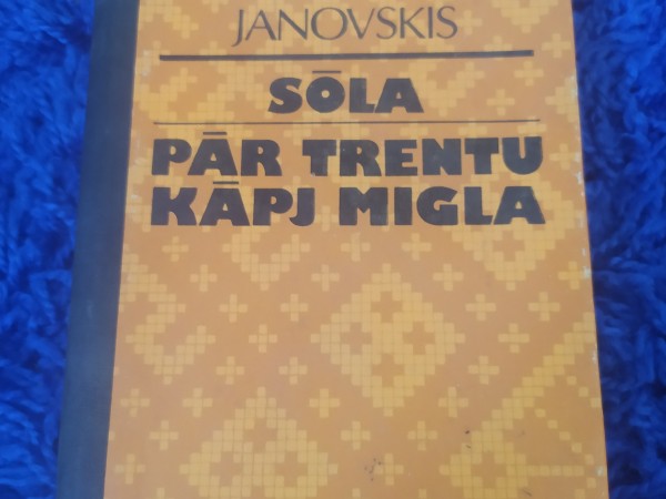 Sola. Pār Trents kāpj migla