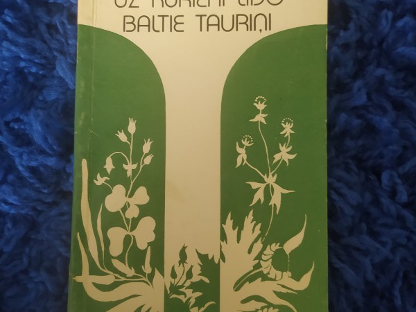 Uz kurieni lido baltie tauriņi