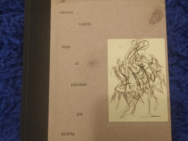 Dejas uz palodzes pie atvērta loga