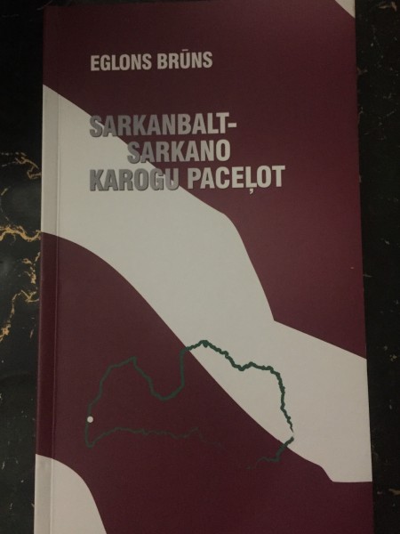 Sarkanbaltsarkano karogu paceļot