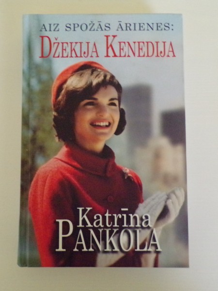 Aiz spožās ārienes Džekija Kenedija