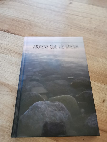 Akmens guļ uz ūdeņa