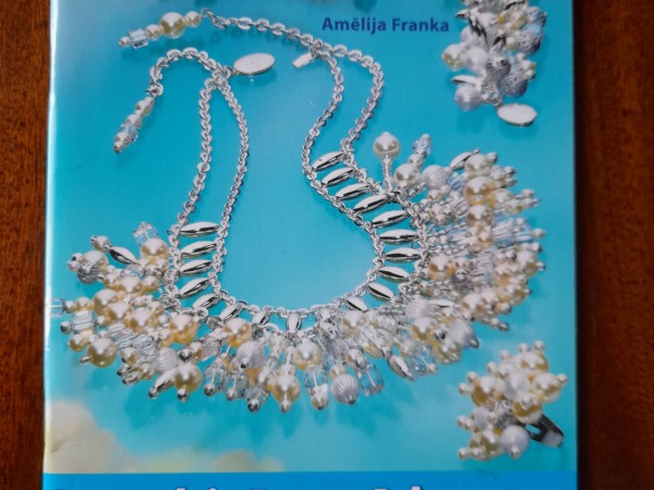 Izsmalcinātas pērļu rotas