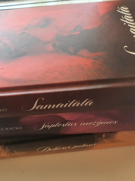 Samaitātā, Saplēstās mežģīnes, Debesis pelnos