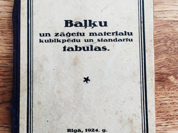 Baļķu un zāģētu materialu kubikpēdu un standartu tabulas