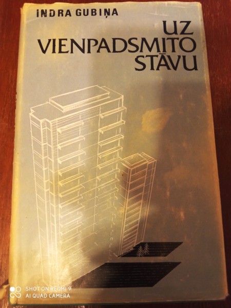 Uz vienpadsmito stāvu