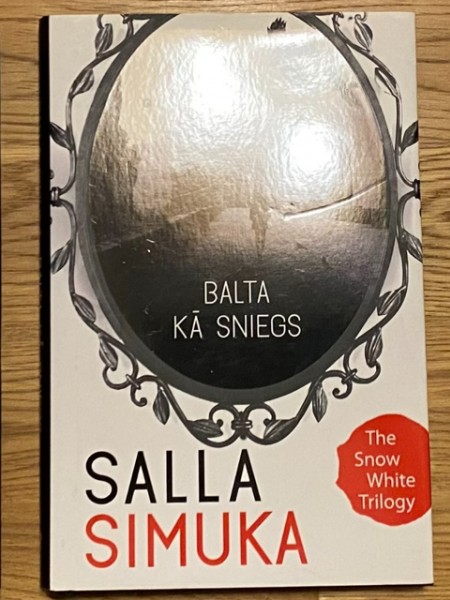 Triloģija: Sārta kā asins + Balta kā sniegs + Melna kā ogle