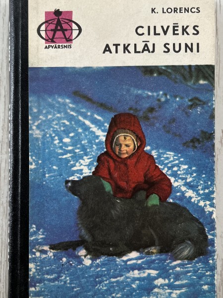 Cilvēks atklāj suni