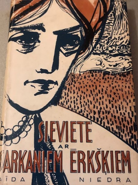 Sieviete ar sarkaniem ērkšķiem