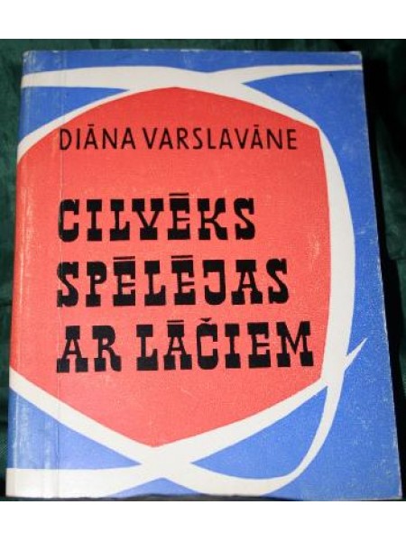Cilvēks spēlējas ar lāčiem
