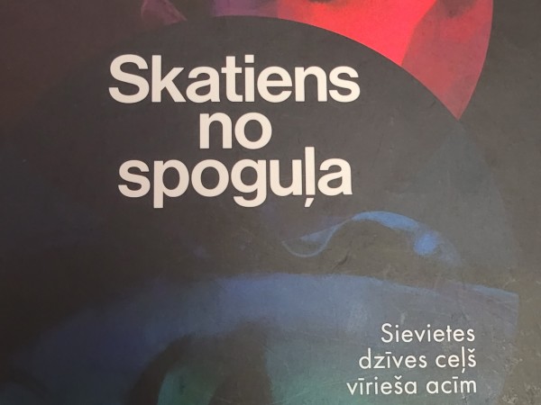 Skatiens no spoguļa