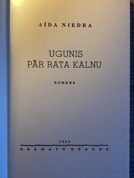 Uguns pār rata kalnu