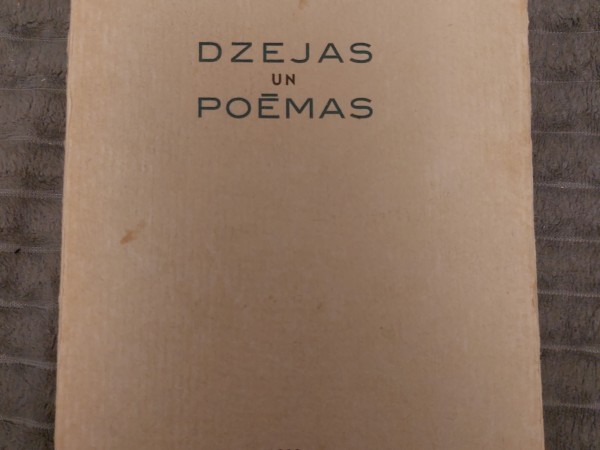 Dzejas un poemas