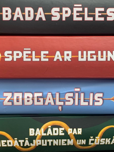 Bada spēles. Spēle ar uguni. Zobgaļsīlis. Balāde par dziedātājputniem un čūskām.