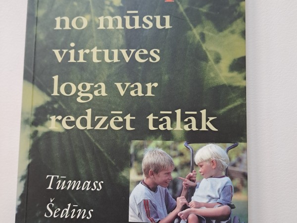 Kad kokiem nokrīt lapas, no mūsu virtuves loga var redzēt tālāk