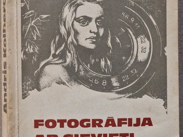 Fotogrāfija ar sievieti un mežakuili