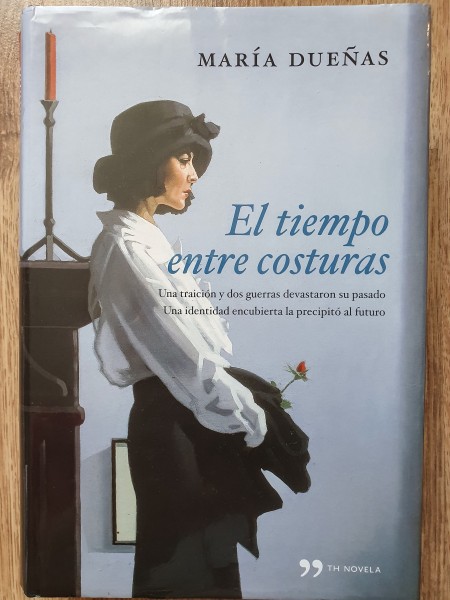 El tiempo entre costuras