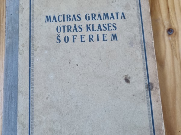 Mācības grāmata otrās klases šoferiem
