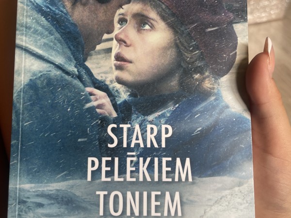 starp pelēkiem toņiem