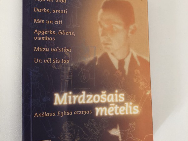 Mirdzošais mētelis