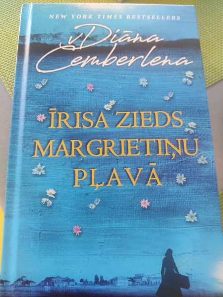 Īrisa zieds margrietiņu pļavā