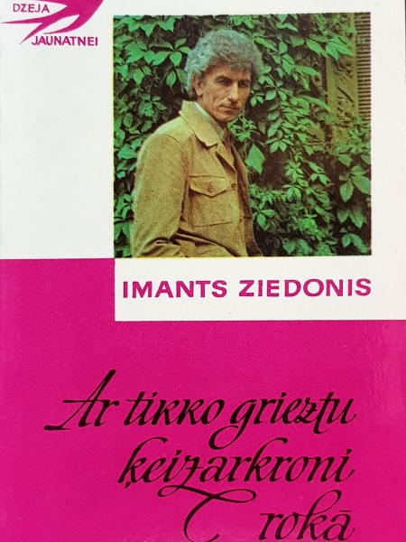 Ar tikko grieztu ķeizarkroni rokā