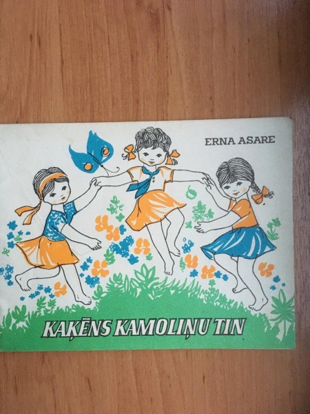 Kaķēns kamoliņu tin