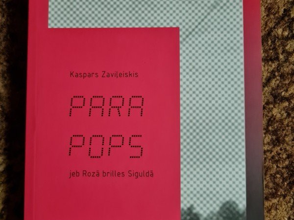 Para pops jeb rozā brilles Siguldā