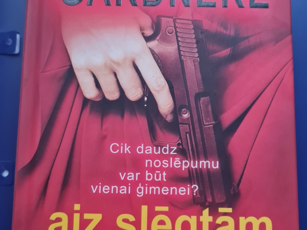 Aiz  slēgtām  durvīm