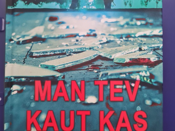 Man tev kaut kas  jāatklāj