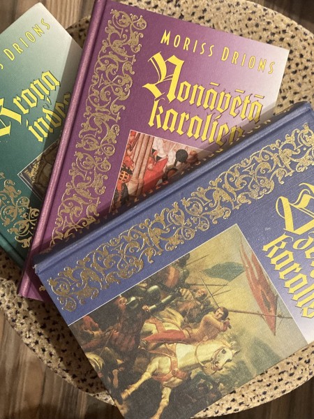 Dzelzs karalis. Nonāvētā karaliene. Kroņa indes