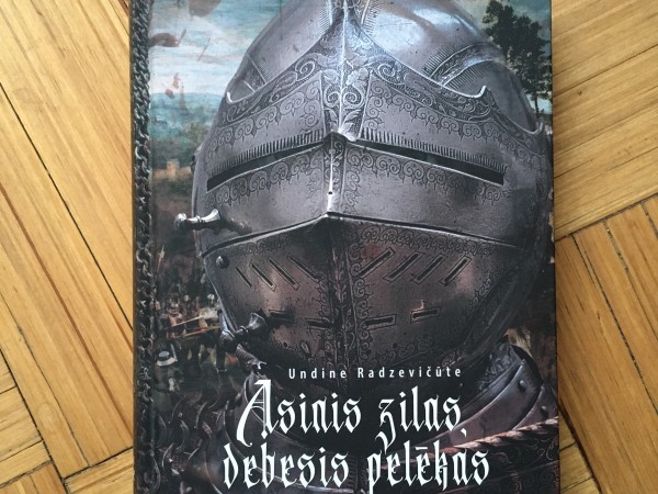 Asinis zilas, debesis pelēkas