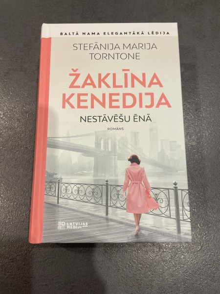 Žaklīna Kenedija. Nestāvēšu ēnā